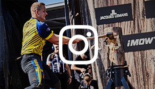 Sportholzfäller Emil Hansson absolviert die Disziplin Standing Block Chop, davor das Instagram Logo.
