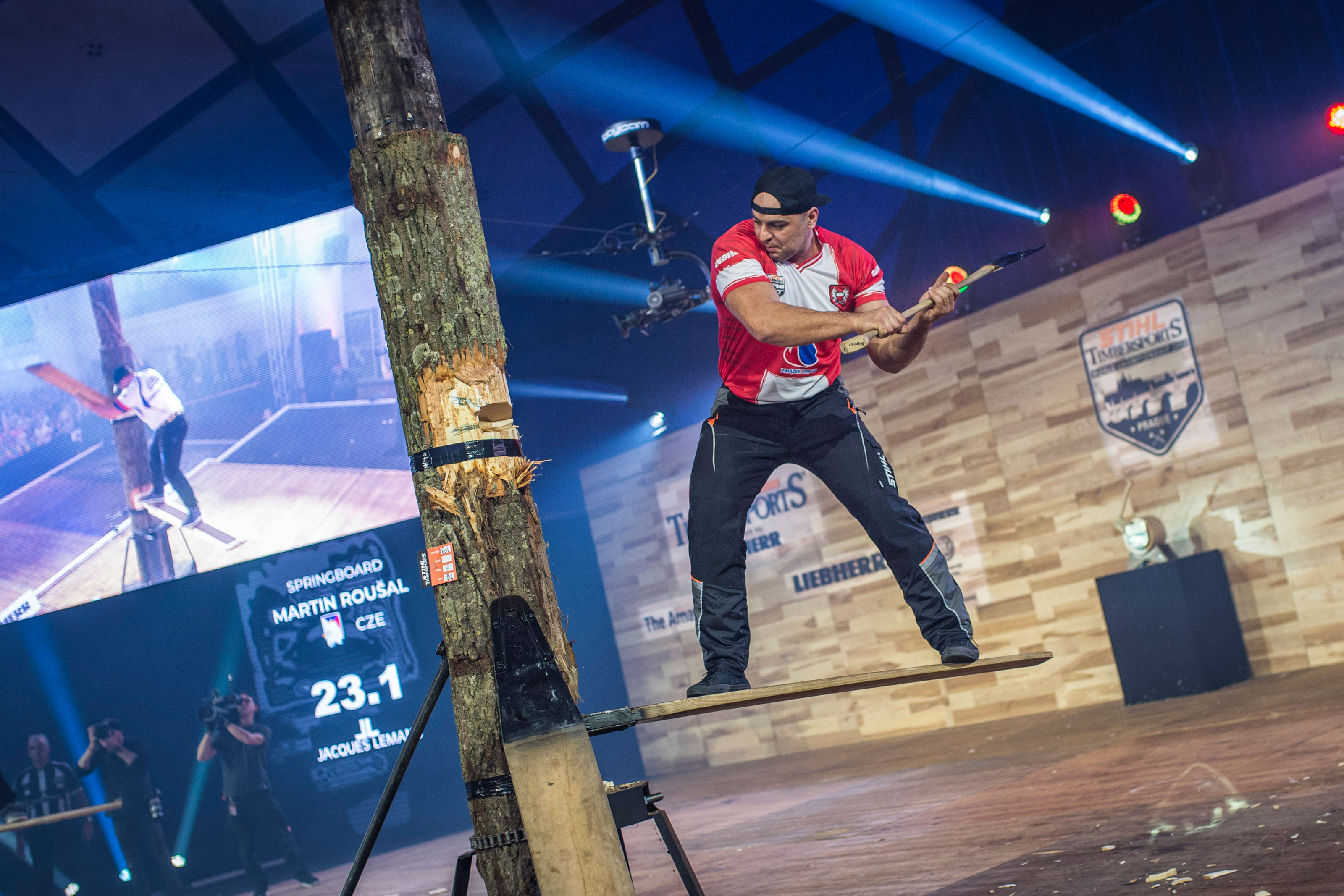 STIHL TIMBERSPORTS® Athlet Michal Dubicki aus Polen bei der Einzel-Weltmeisterschaft 2019 in Prag auf dem Springboard.