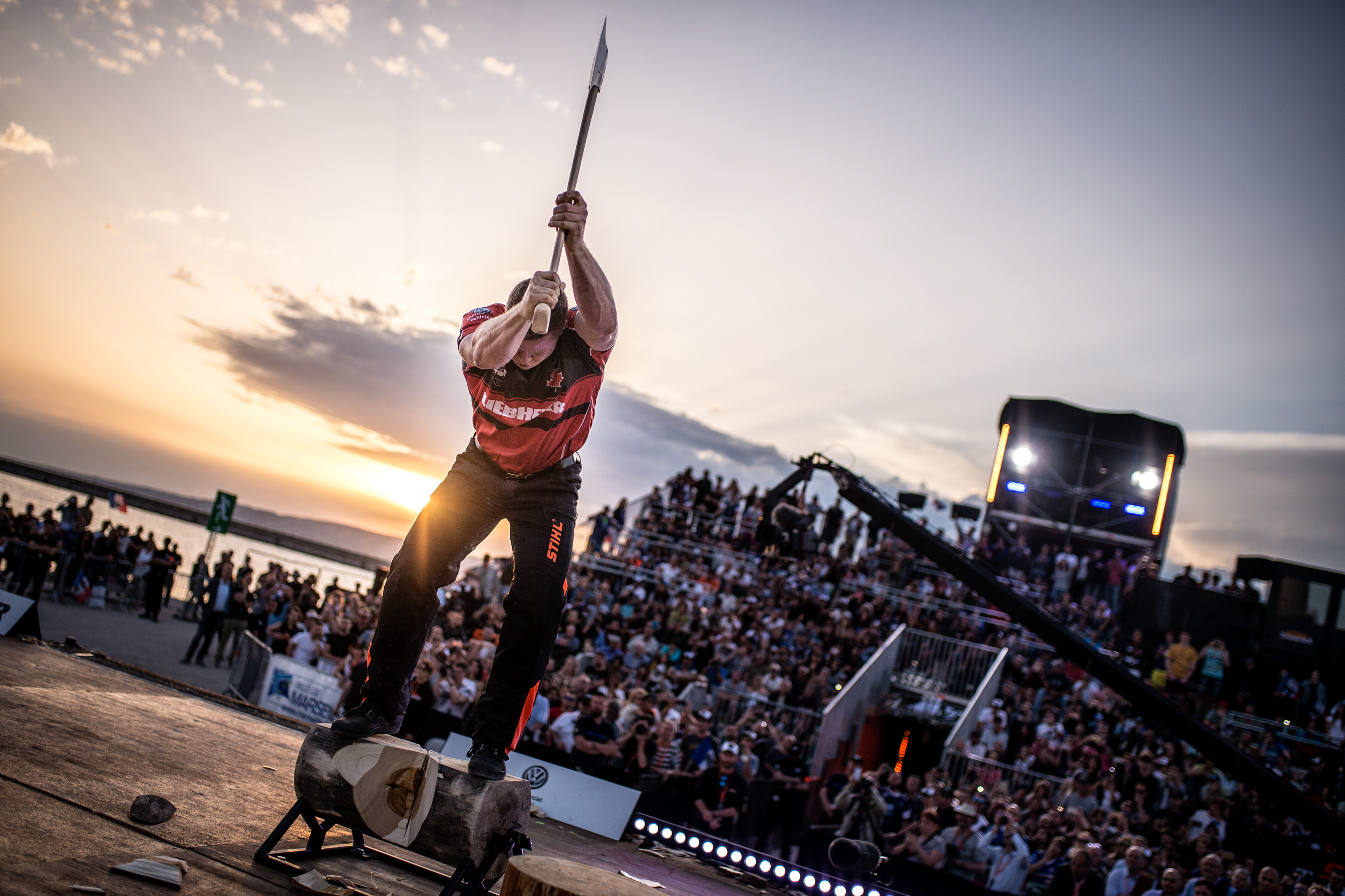 STIHL TIMBERSPORTS® Athlet Stirling Hart aus Kanada absolviert den Underhand Chop bei der Champions Trophy 2018.