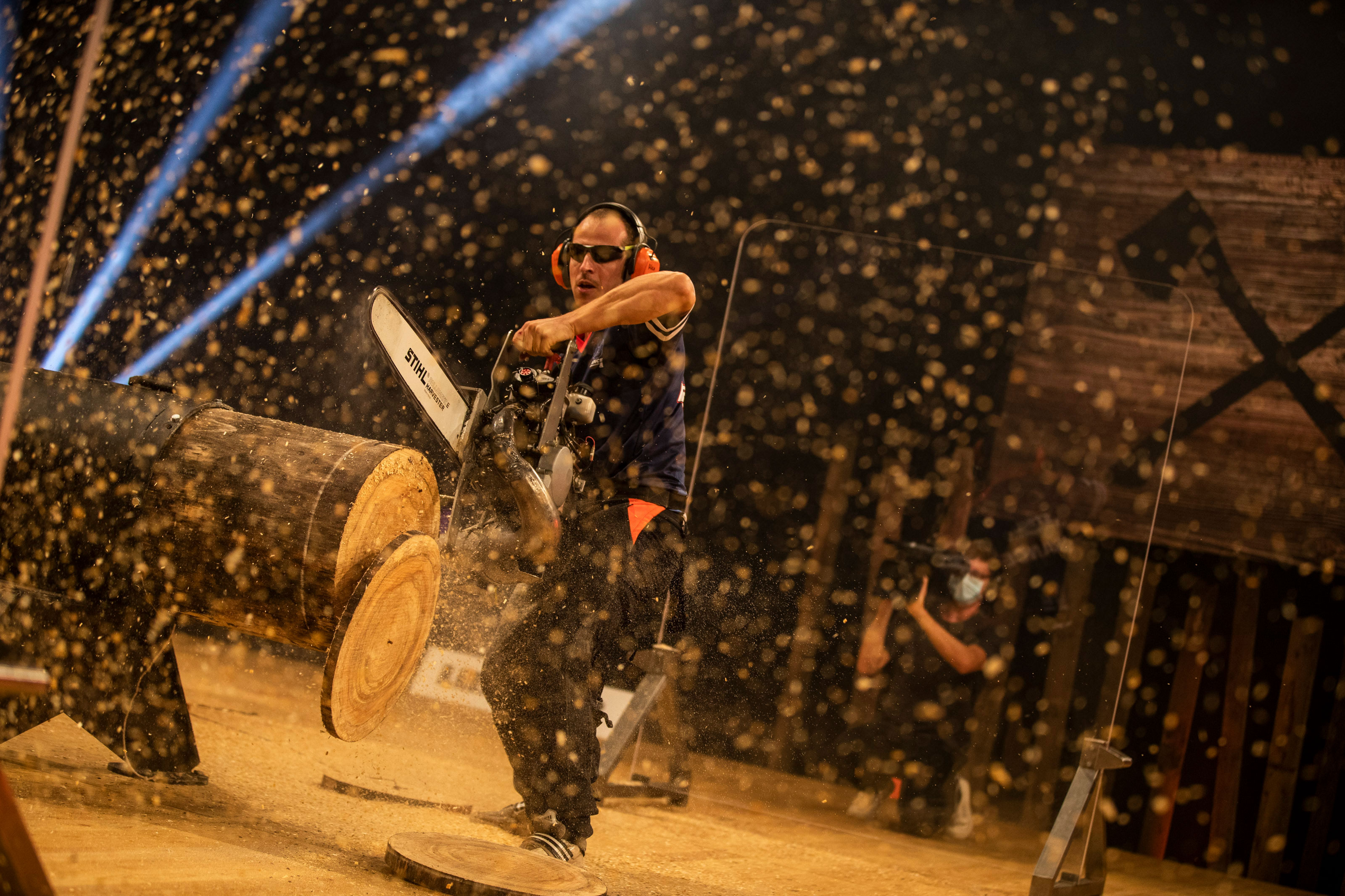 STIHL TIMBERSPORTS® Athlet Guillaume Maure aus Frankreich an der Hot Saw beim Four Nations Cup 2020.