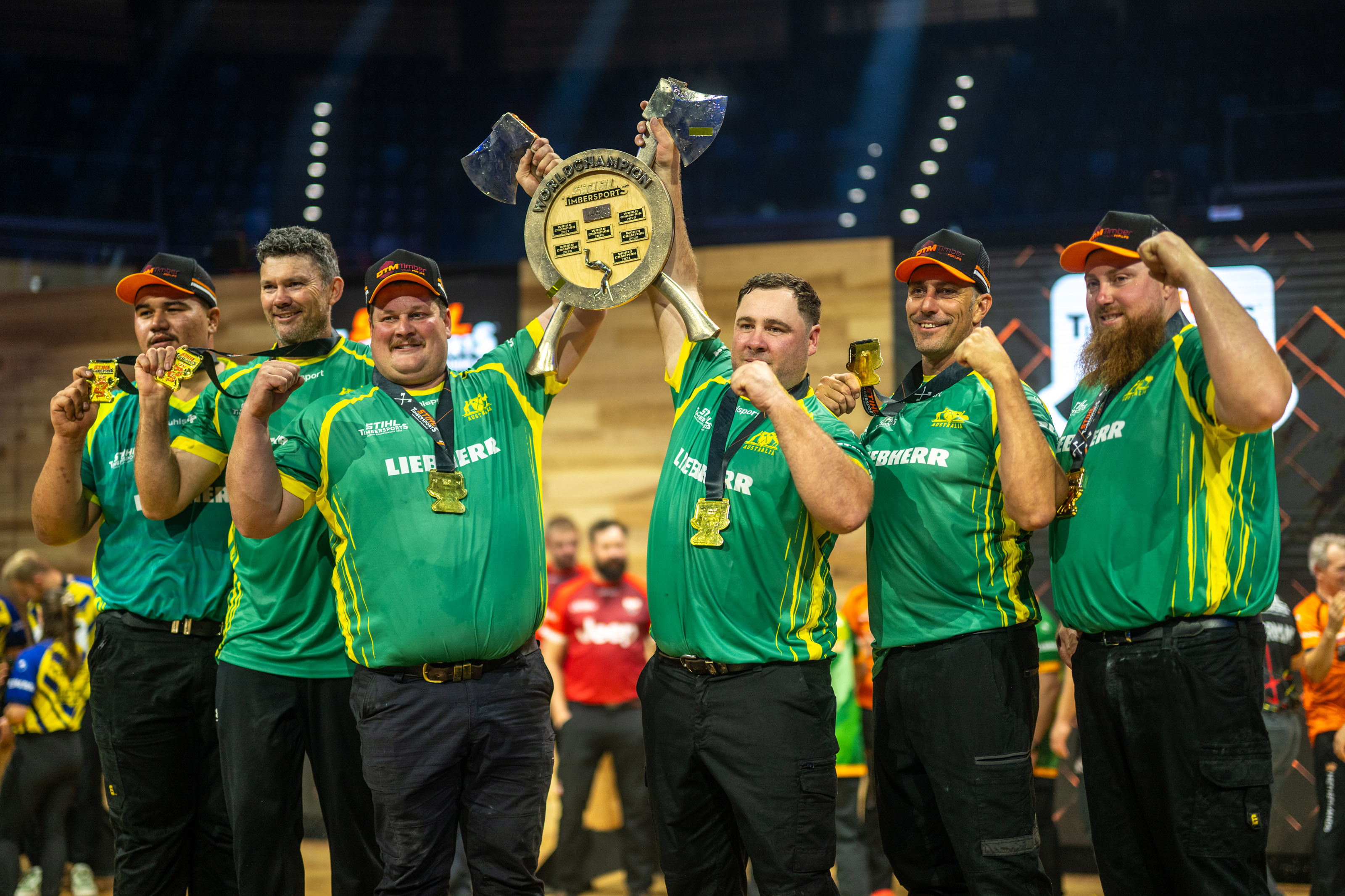 Team Australien mit der Trophäe der Team WM 2025 in Mailand.