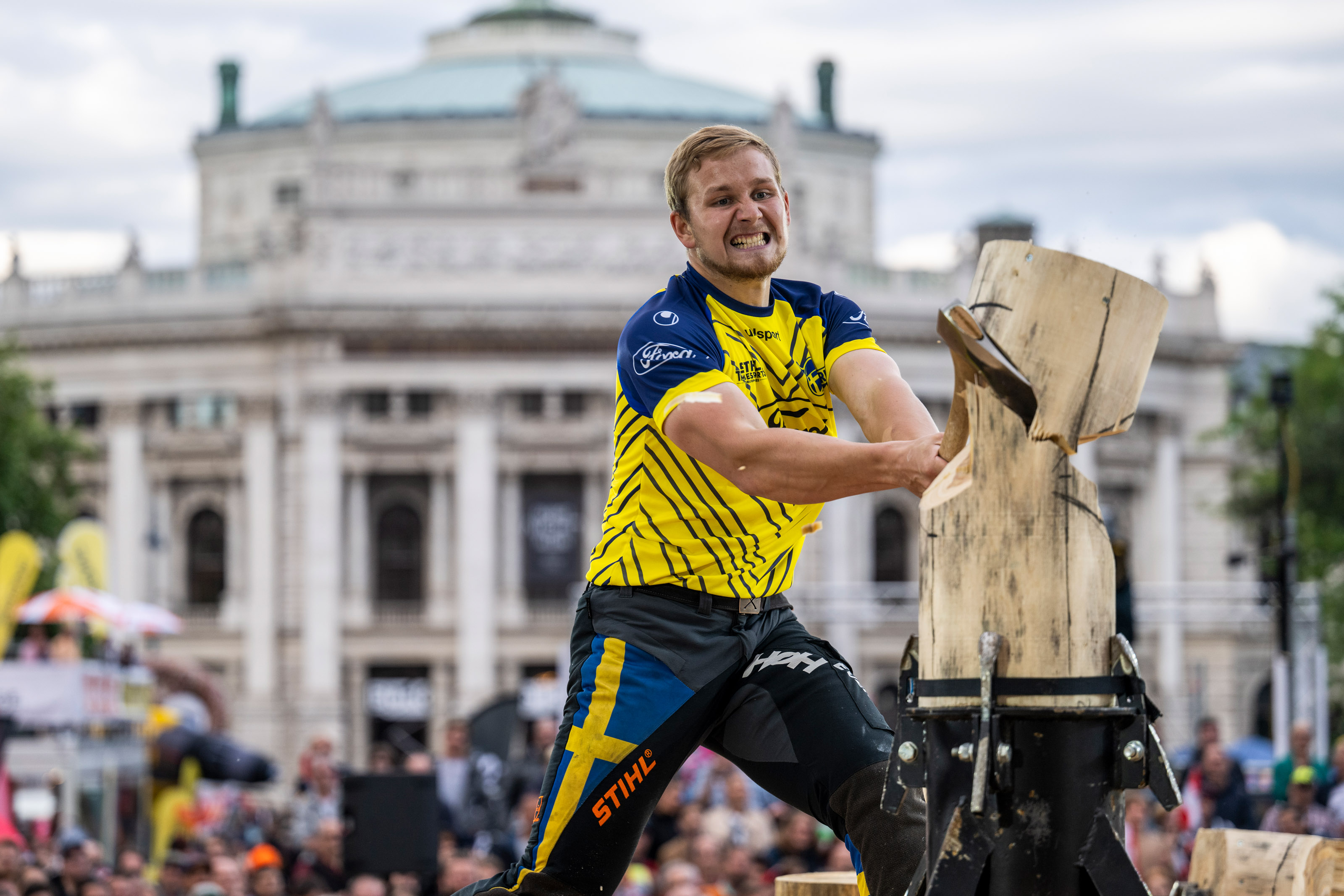Der Schwede Emil Hansson beim Standing Block Chop.