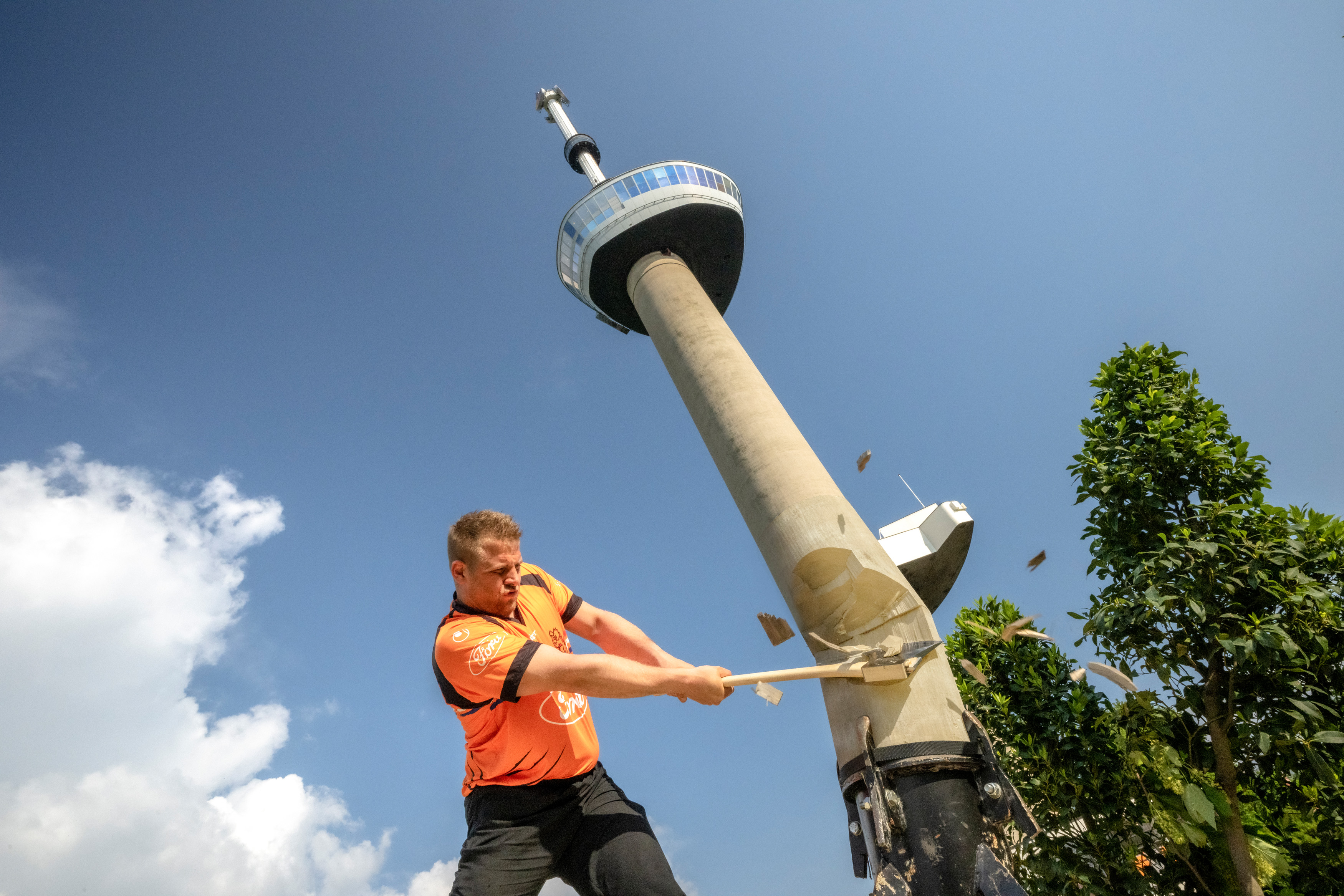 STIHL TIMBERSPORTS® Athlet Redmer Knol aus den Niederlanden durchschlägt symbolisch den Euromast Tower in Rotterdam