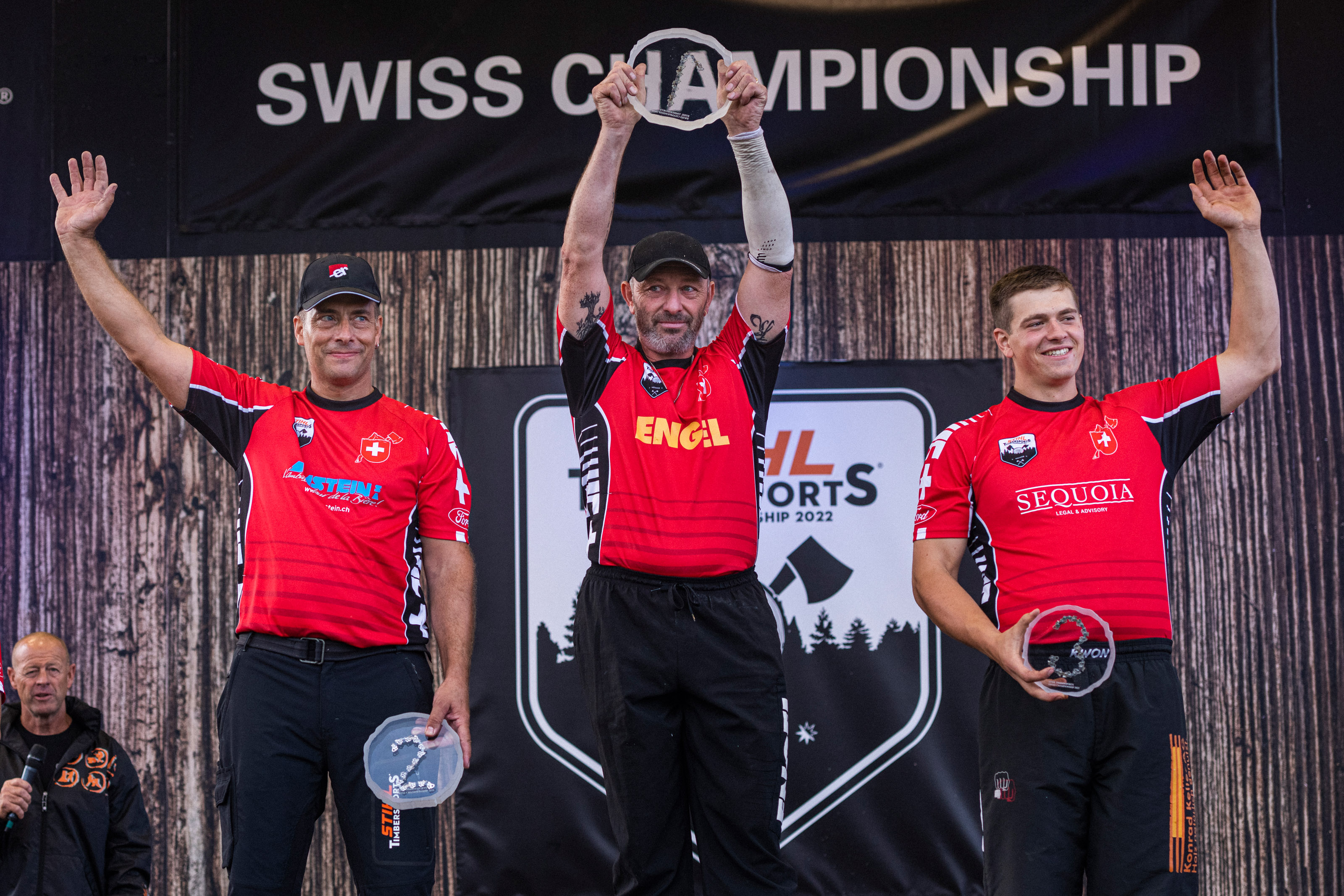 Christopher Geissler (Mitte) feiert die Schweizer Meisterschaft vor Cyril Pabst (l.) und Oliver Reinhard (r.).