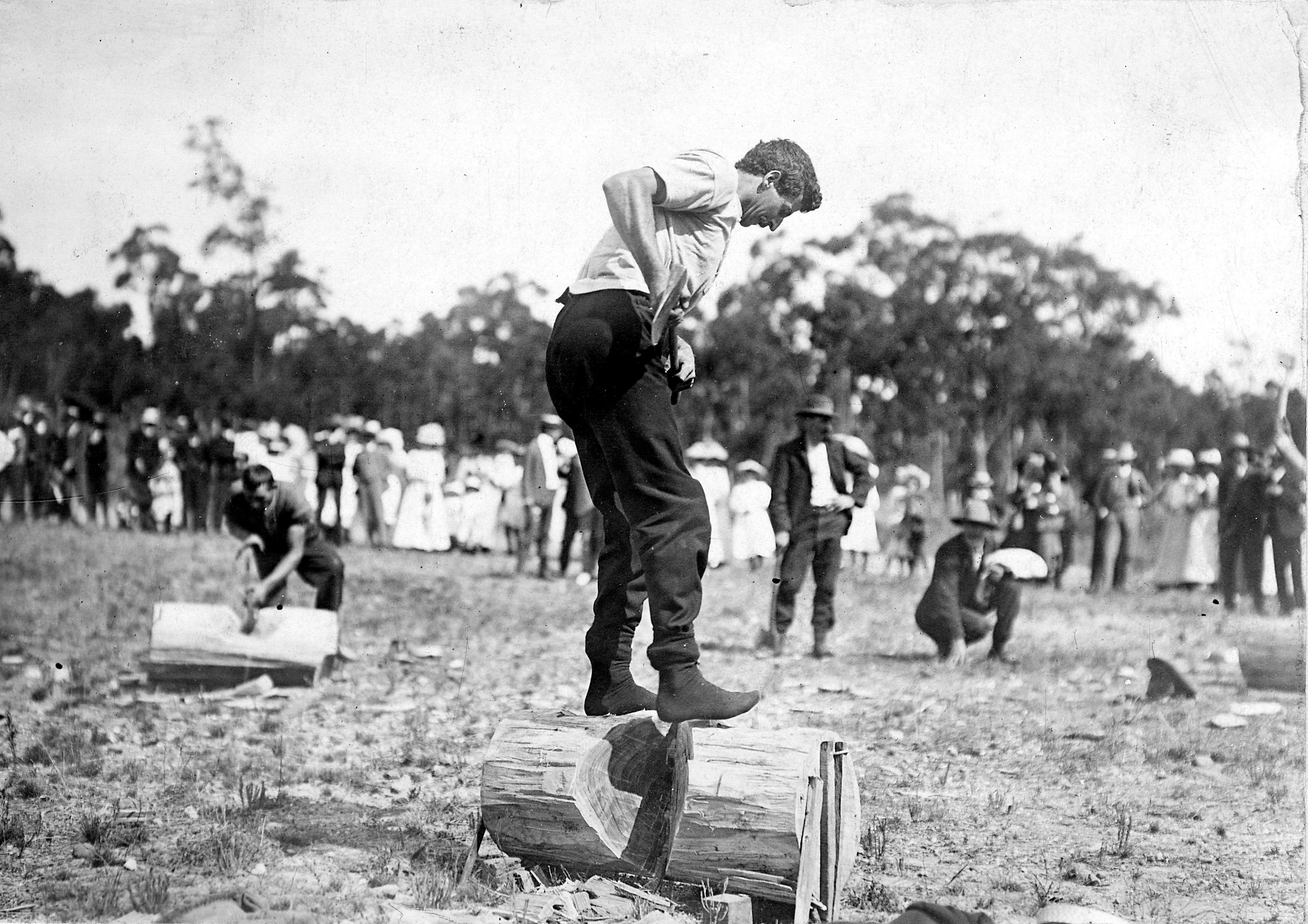  Athleten bei einem frühen Sportholzfäller-Wettkampf in Australien.