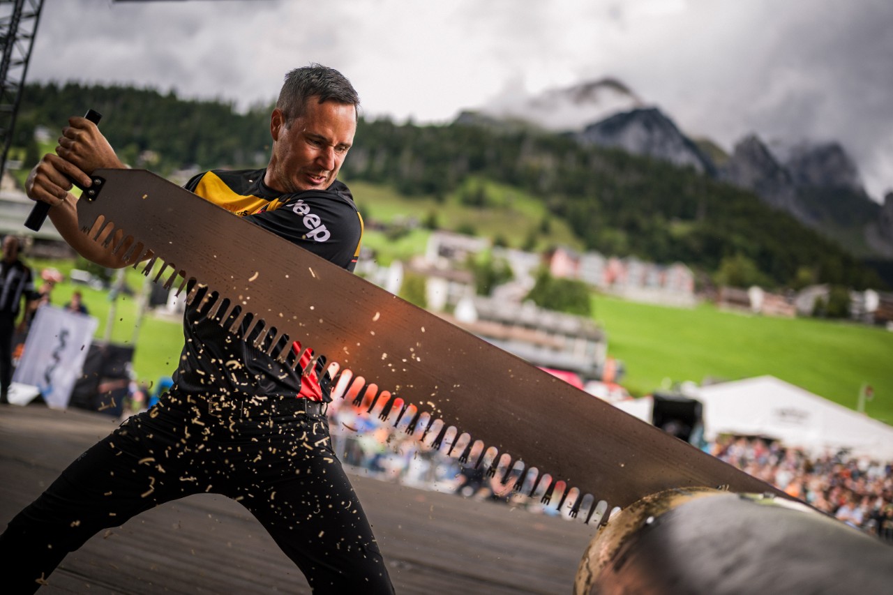 Sportholzfäller Stephan Odwarka an der Single Buck.