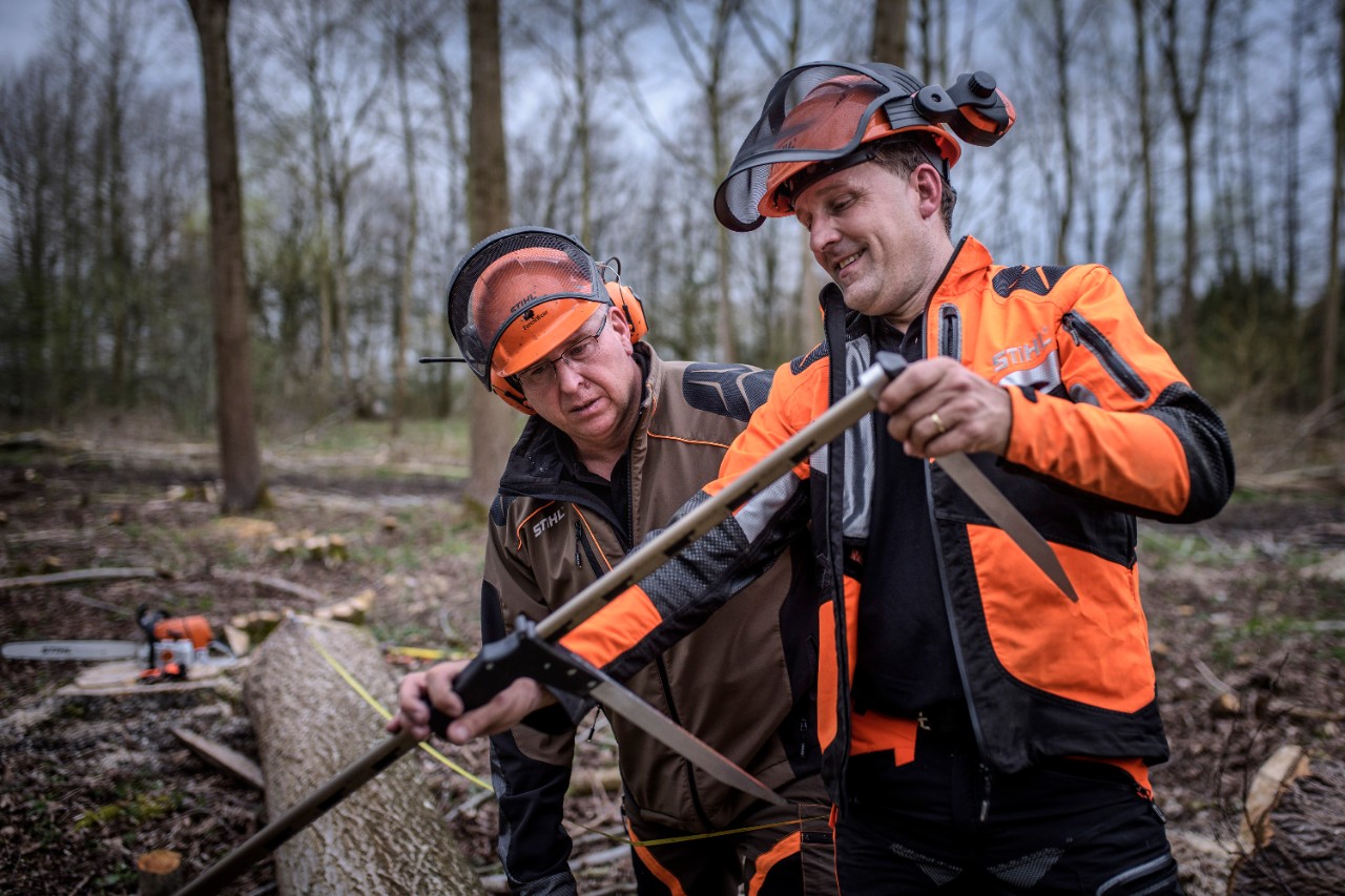 Wood manager Bart Jansen (r.) and Global Sports Director Spike Milton inspect the trees carefully before felling to ensure the quality of the competition timber and fair competitions.