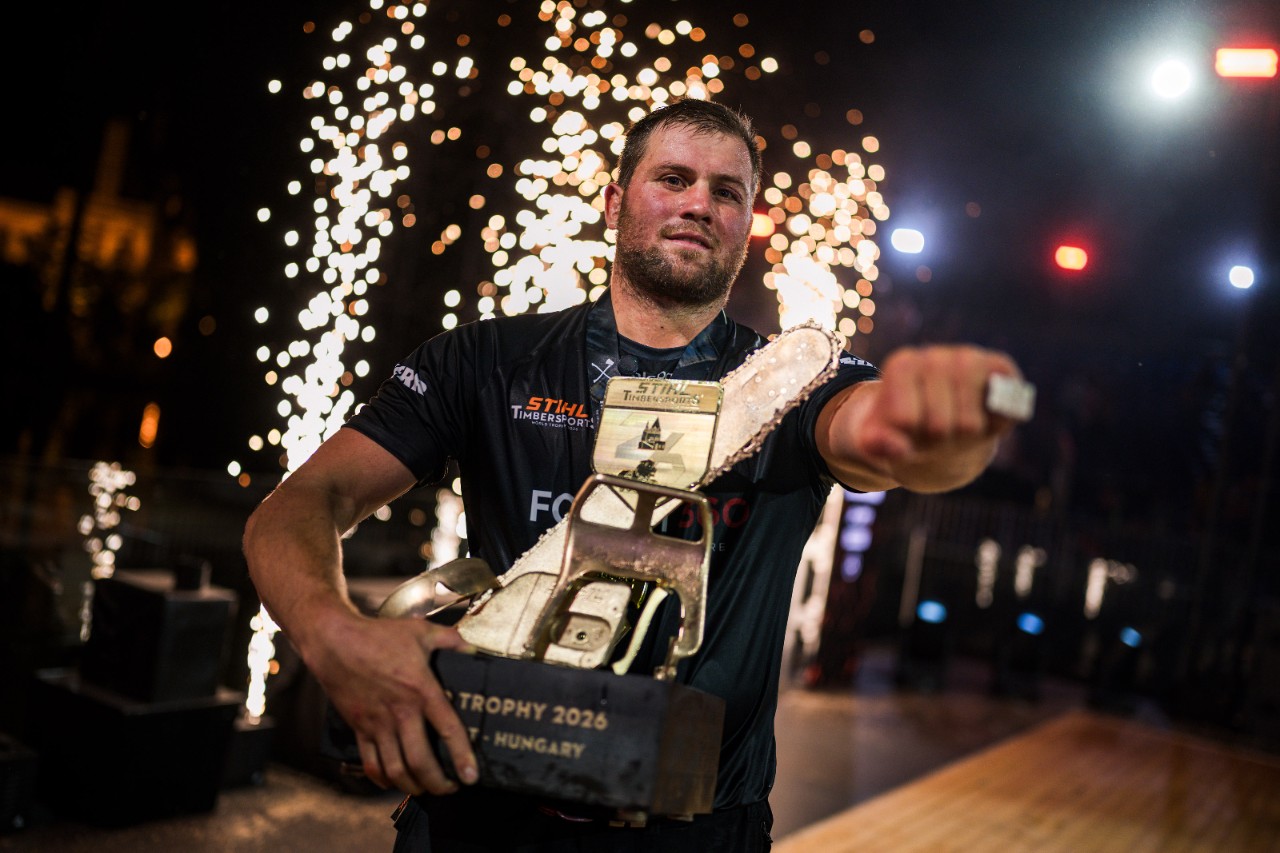 Jack Jordan, originaire de Nouvelle-Zélande, lors du World Trophy 2026 à Budapest, avec le trophée et la bague.