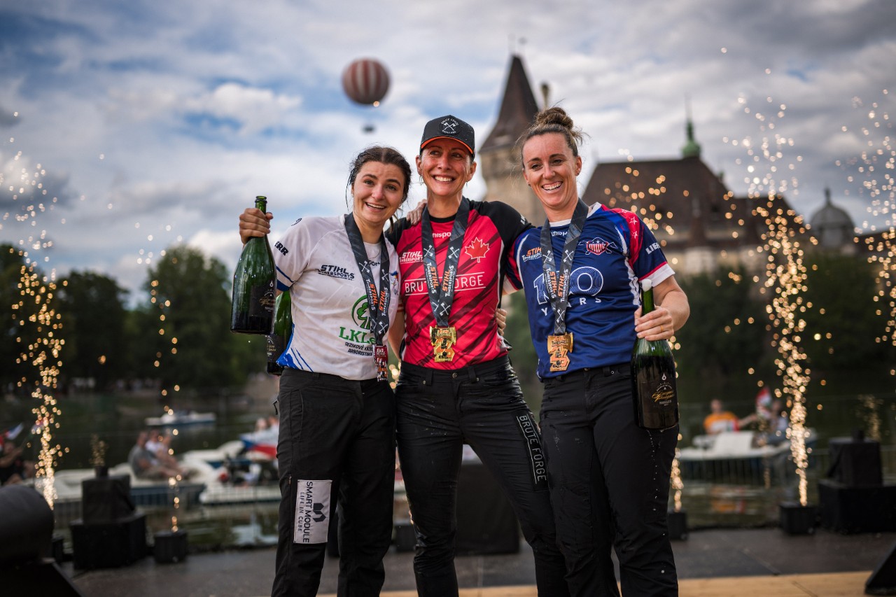 Les premières médaillées du Championnat du monde féminin sont (de gauche à droite) Karoliná Urbanova (CZE), Andrea Hand (CAN) et Lauren Bergman (USA).